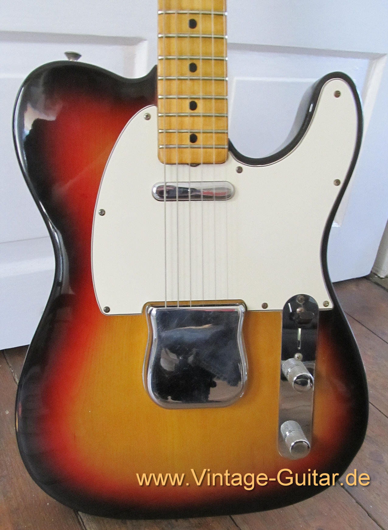 Fender Telecaster 1975 sunburst close.jpg